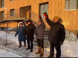 В преддверии Нового года переселенцы из аварийного жилья получили новые квартиры