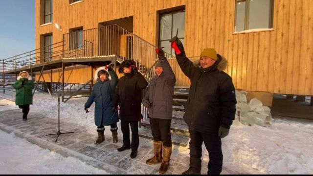 В преддверии Нового года переселенцы из аварийного жилья получили новые квартиры