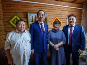 Айсен Николаев в Сунтаре навестил семью участника СВО