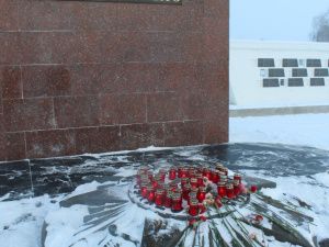 День неизвестного солдата. «Волонтеры Победы» в Якутске возложили цветы и свечи