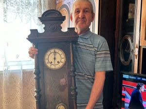 Фотофакт: старинные часы семьи Героя Лонгинова переданы в музей на его малой родине