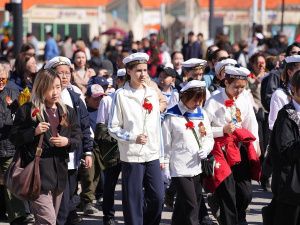 В Якутске прошло торжественное шествие школ, носящих имена героев Великой Отечественной войны «Гордимся славою героев»
