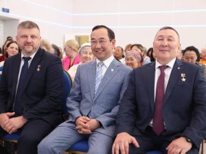 Айсен Николаев наградил волонтёров специальной военной операции