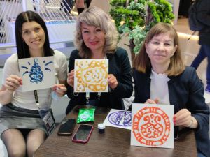 Участницы лекции на  выставке-форуме «Россия» нарисовали якутские орнаменты