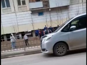 В Якутске дочь выпавшей из окна женщины уже год ищет очевидцев: "За нанесенные побои до падения никто не ответил!"