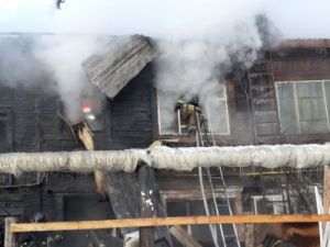 Власти Якутска оказывают помощь жильцам сгоревшего дома по улице Рыдзинского