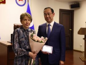 Глава Якутии наградил гендиректора «Айгуль»