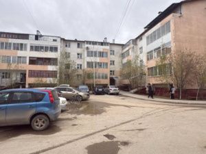 В Якутске во дворе дома на улице Рыдзинского водитель сбил ребенка на велосипеде