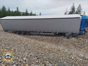 В Алданском районе в ДТП погиб водитель большегруза: предположительно мужчина съехал в кювет из-за резкого ухудшения состояния здоровья
