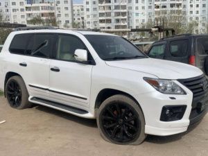 В Якутске элитному внедорожнику прокололи все колеса и разбили стекло