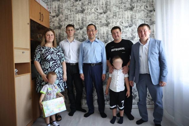 Айсен Николаев навестил семью мобилизованного из Томпонского района