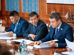 Айсен Николаев провел первое заседание обновленного состава Конституционной комиссии РС (Я)