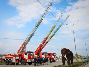 Новые пожарные машины переданы районным подразделениям противопожарной службы Якутии