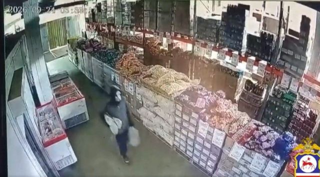 В Якутске мужчина разбил окно магазина камнем и вынес продукты с пивом