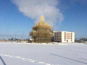 Фотофакт: в районе аэропорта завершают возведение башни из латунных труб