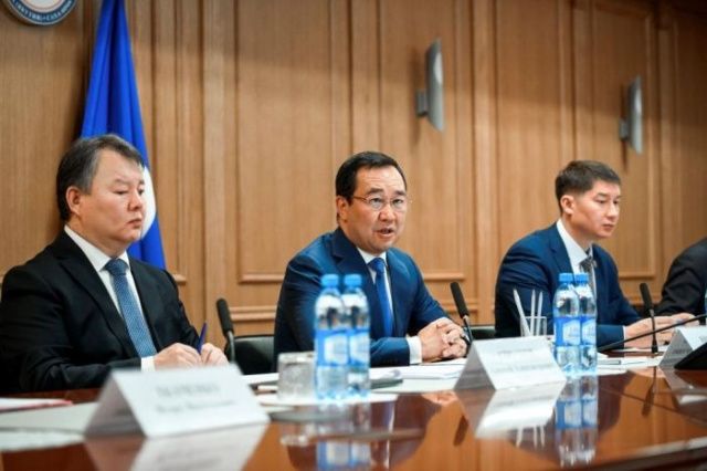 Айсен Николаев потребовал усилить работу по реализации программы переселения граждан из аварийного жилья