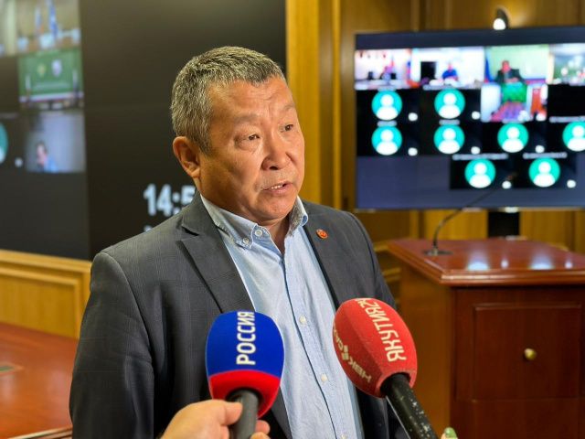 Свыше тысячи профессиональных парашютистов и десантников тушат пожары в Якутии