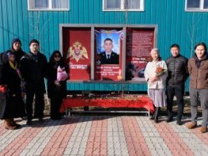 В Якутске установили памятный стенд о погибшем во время СВО сотруднике Росгвардии Александре Гундареве
