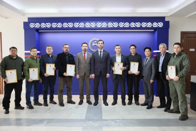 Военкоры Якутии получили благодарность от полпреда ДФО