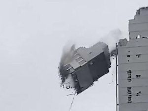 При обрушении конструкции горнолыжного комплекса в Подмосковье повреждены более сотни машин