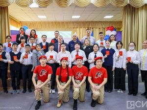 Школьникам Якутска вручили паспорта в День космонавтики