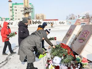 В память о жертвах трагедии на площади Победы в Якутске общественники возложили цветы