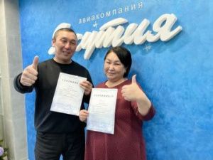 Авиакомпания «Якутия» вручила подарочный сертификат победителю розыгрыша, приуроченного ко Дню рождения предприятия