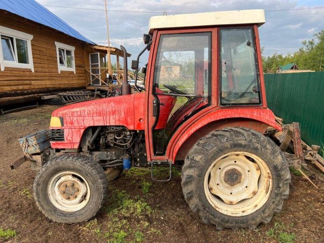 В Якутии ребенок выпал из кабины трактора и попал под колесо