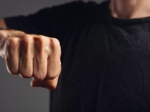 Житель Якутии из ревности жестоко избил знакомую