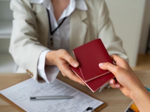 Жительница Ленского района предстала перед судом за проведение фиктивных экзаменов для мигрантов