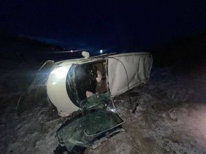 В Якутии водитель заснул за рулем, и машина с пятью пассажирами вылетела с дороги и опрокинулась