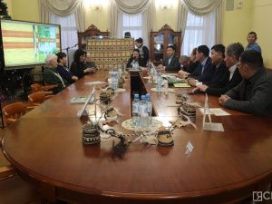 В Якутске презентовали книгу  о мастерах берестяных изделий  «Өбүгэ ситимэ»