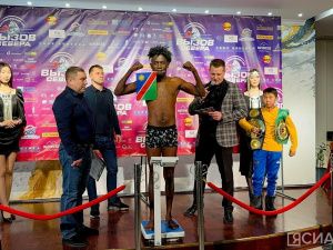 Взвешивание и дуэль взглядов: боксеры турнира «Вызов Севера» продемонстрировали готовность к бою