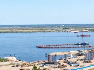 Ленский мост набирает высоту: в русле реки уже установлены первые гигантские сваи