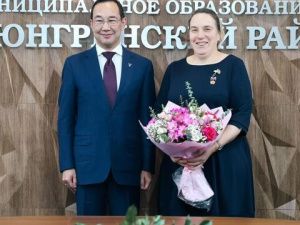 Глава Якутии вручил многодетной матери Татьяне Юдинцевой орден «Мать-героиня»