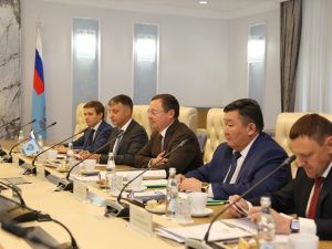 Айсен Николаев обсудил с руководством Росавтодора планы по строительству дорог