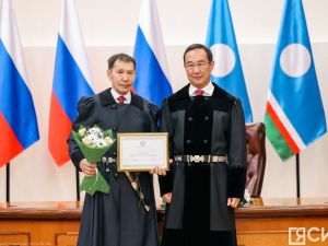Айсен Николаев вручил стипендии олонхосутам, запевалам осуохая, кузнецам и народным мастерам Якутии