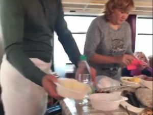 Авксентьева готовит греческий салат, а Федоров — соус к строганине. Команда мэрии празднует победу (видео)