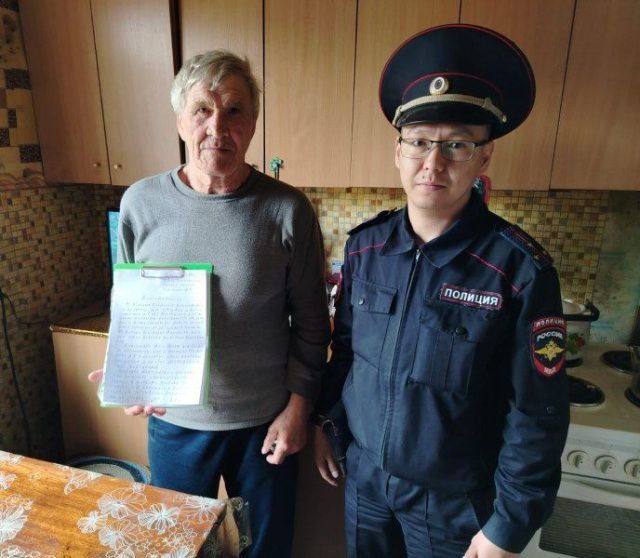 Участковый успел спасти пенсионера от кибермошенников