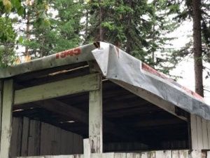 В Якутии общественный туалет накрыли баннером... ко Дню Победы