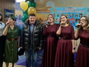 Женщины АО «АК «ЖДЯ» поздравили своих коллег-мужчин с Днем защитника Отечества