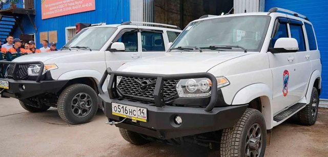 Спасатели Якутска получили два новых автомобиля УАЗ «Патриот»