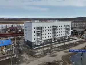 Многоквартирный дом для переселенцев из аварийного жилья ввели в селе Харбалах Таттинского района