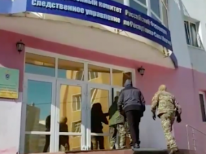 Подозреваемый в вымогательстве сотрудник правоохранительных органов и его подельники доставлены в Якутск