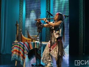 В Якутске состоялся концерт индейского этноисполнителя Пакари