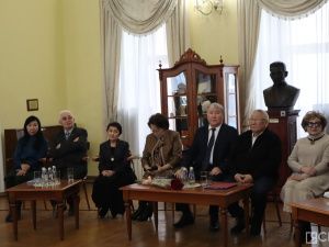 В Якутске презентовали книгу «Алексей Елисеевич Кулаковский – Өксөкүлээх Өлөксөй»