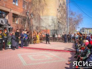 Якутяне возложили цветы к памятнику лидеру якутской интеллигенции конца XIX - начала XX веков В.В. Никифорову-Кюлюмнюру