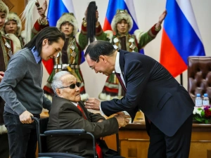 Айсен Николаев вручил якутянам государственные награды России и республики