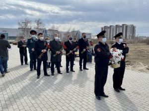 В Парке Победы возложили цветы к памятной стеле