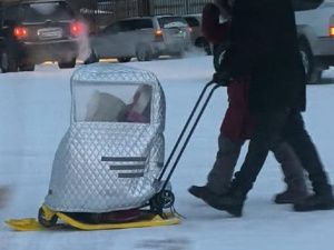 Фотофакт: портативный гараж для детских санок